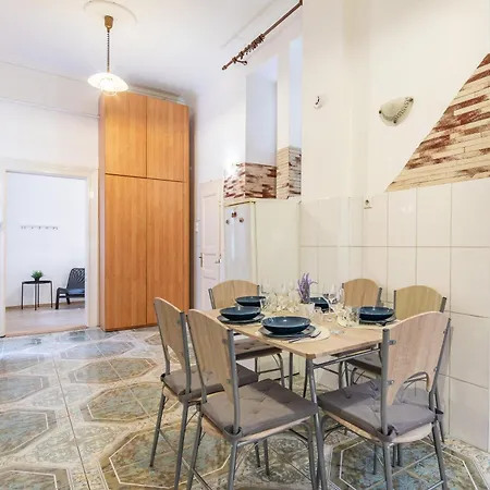 Metropolitan Retreat Blaha Square Apartment