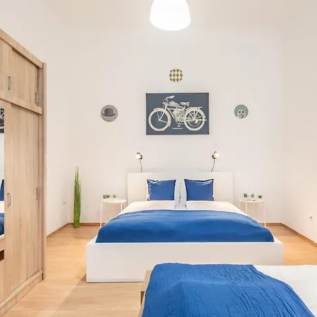 Metropolitan Retreat Blaha Square Apartment